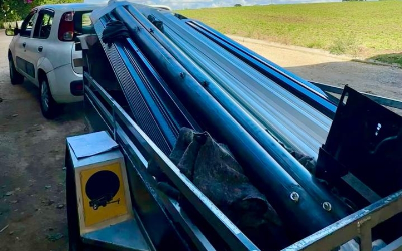 Técnico instalando porta de aço de enrolar em comércio de Curitiba