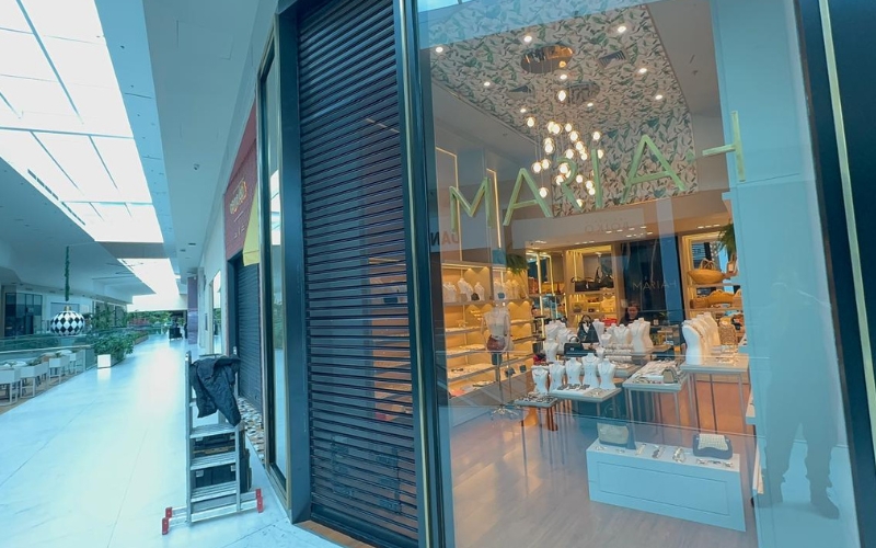 Técnico realizando manutenção preventiva em porta de aço