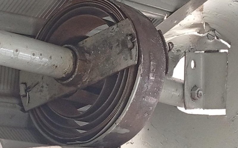 Troca de mola de porta de aço realizada por técnico especializado