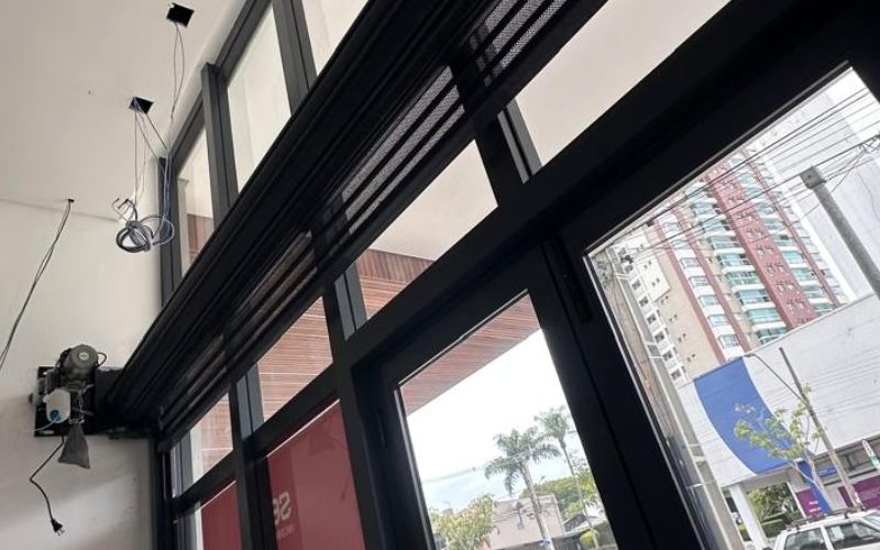 Porta de aço automatizada com motor elétrico instalada em comércio