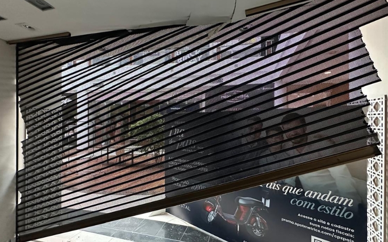 Porta de aço quebrada recebendo conserto emergencial 24 horas