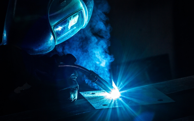 Fabricação sob medida de porta de aço em serralheria especializada